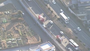 ｢車が燃えている｣｢人が乗ってぐったりしている｣高速道路で車が炎上　運転席にいた1人を救助　九州道下りの一部区間が通行止め