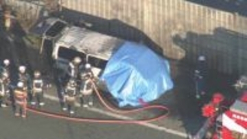 「車が燃えている。人が乗ってぐったりしている」高速道路で車が炎上　運転席にいる人を救助中