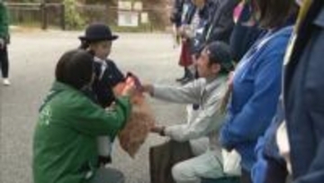 「いつもありがとうございます」　勤労感謝の日を前に園児が動物園の飼育員に感謝のプレゼント