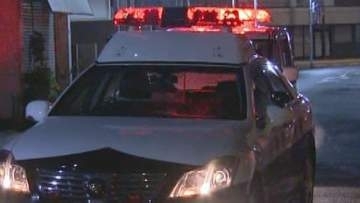 パトカーから追跡されていた2人乗り原付バイクが転倒　10代とみられる男性2人が軽傷　パトカーの前を横切り停止に応じず