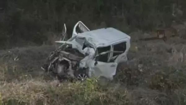 運転士｢遮断機が閉じた状態で走行したが、車が出てきた｣　踏切内で列車と軽乗用車が衝突　車を運転の70代男性の命に別状なし