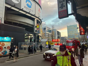 「男性が立体駐車場5階部分の室外機に引っかかっているようだ」JR博多駅近くの立体駐車場で意識不明の男性発見