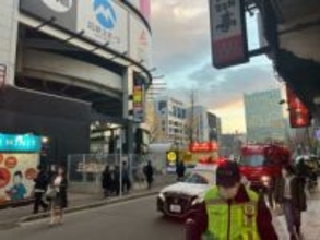 「男性が立体駐車場5階部分の室外機に引っかかっているようだ」JR博多駅近くの立体駐車場で意識不明の男性発見