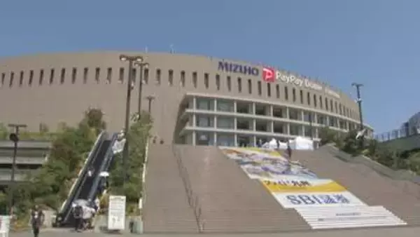 「プロ野球の観戦中に男がたばこを吸っていた」ホークス対西武の試合中に観客席で男子大学生の背中を蹴ったか　６２歳男を逮捕「ほどけた靴ひもを結び直そうとして体勢が崩れた」　福岡市中央区