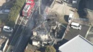 「2階建ての家が燃えている」福岡県宇美町の住宅で火災　消火活動中