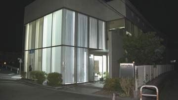 自動車学校でバイク教習中に事故　教習生の30代とみられる女性意識不明の重体　急にスピードを上げ建物の壁に衝突か