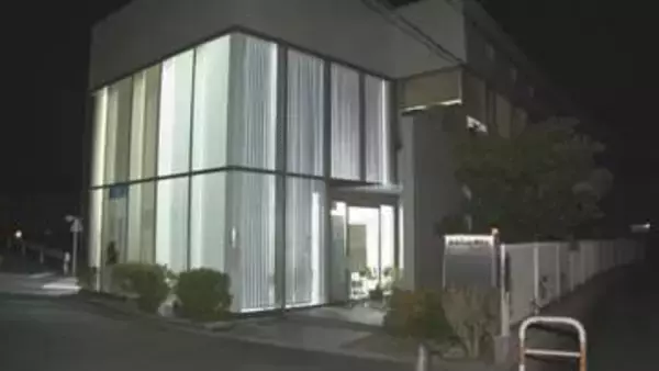 自動車学校でバイク教習中に事故　教習生の30代とみられる女性意識不明の重体　急にスピードを上げ建物の壁に衝突か