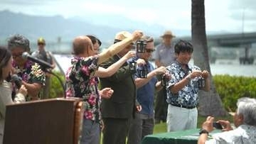 真珠湾に「原爆の残り火」被爆者と東條英機・トルーマンの子孫らが共に吹き消し誓った「心の終戦」