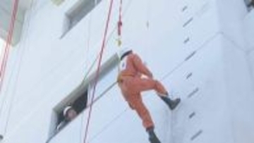 消防救助技術指導会に向けてビルの5階に相当する高さまではしご･ロープを使って登るなど災害現場想定の訓練