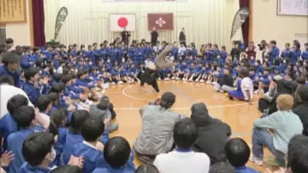 「みんなでやってみたらすごく楽しかった」世界ブレイキン選手権の出場ダンサーが特別授業
