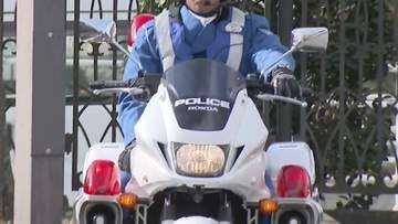 ナンバーが見えにくいバイクに乗った18歳男子大学生が停止を求められ逃走→白バイの追跡受け3キロ先で転倒　大学生にけが無し
