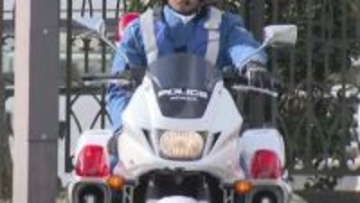 ナンバーが見えにくいバイクに乗った18歳男子大学生が停止を求められ逃走→白バイの追跡受け3キロ先で転倒　大学生にけが無し