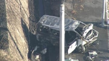 「車が壁にぶつかって炎上している」かなりの速度で車が法面に突っ込んだか　男女2人死亡
