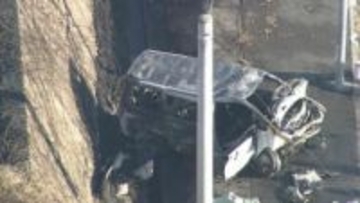 「車が壁にぶつかって炎上している」かなりの速度で車が法面に突っ込んだか　2人心肺停止