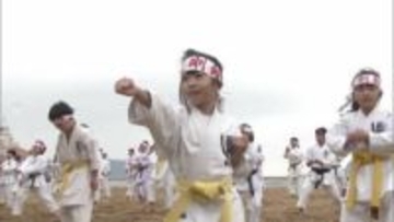 空手道場の200人が冬の海に入り心身鍛える「寒行」今年で６３回目