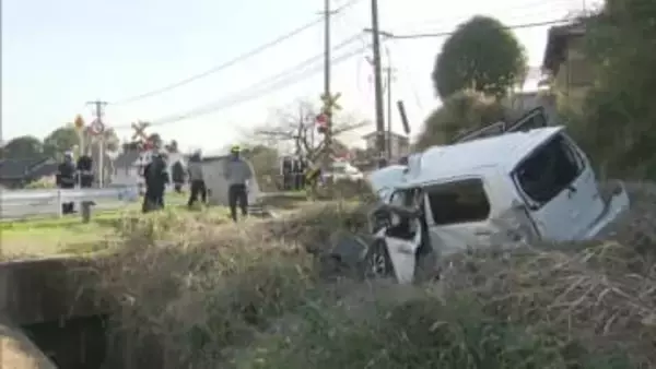 踏切内で列車と軽乗用車が衝突　車は大破も運転の70代男性の命に別状なし　運転士「遮断機が閉じた状態で走行したが車が…」