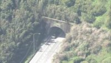 西九州道のトンネルでトラックと車が衝突　2人を搬送も命に別状なし　周辺は通行止めに