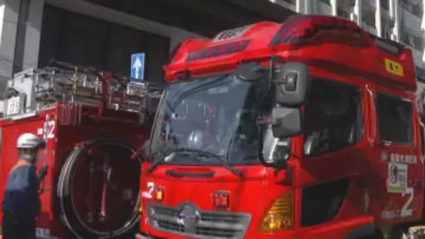 団地で洗濯物が焼ける”不審火”　住人男性が消火活動中にやけどをして搬送　警察は出火原因を捜査