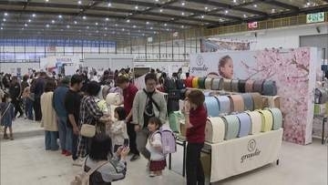 「６年間もつものだし、ちゃんと背負って納得して選びたい」北九州市で合同ランドセル展示会　１２社・９００種類以上を展示