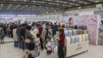 「６年間もつものだし、ちゃんと背負って納得して選びたい」北九州市で合同ランドセル展示会　１２社・９００種類以上を展示