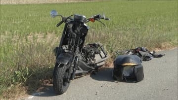 軽乗用車と原付バイクが衝突　原付バイク乗車の20代男子大学生が意識不明の重体　現場は田んぼに囲まれた見通しのよい十字路