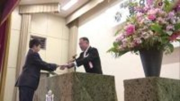 福岡市の中学校で入学式　保護者や在校生が拍手で迎え新入生が入場