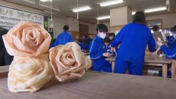 《自分たちの胸につけるコサージュを》中村中学校の3年生150人が卒業式に向けて四万十ヒノキで手作り【高知】