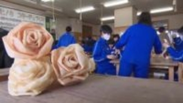 《自分たちの胸につけるコサージュを》中村中学校の3年生150人が卒業式に向けて四万十ヒノキで手作り【高知】