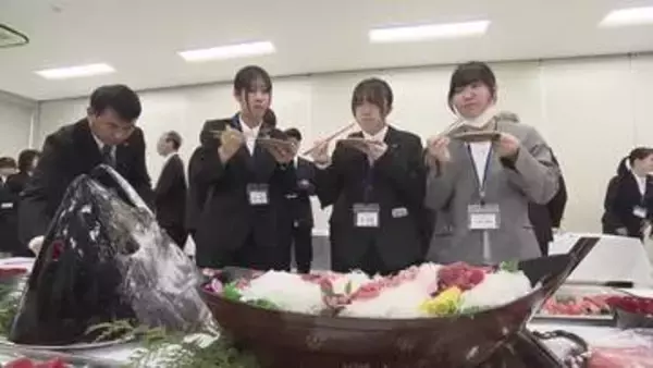 「《食品卸業者ならでは》入社式でマグロの解体ショー【高知】」の画像