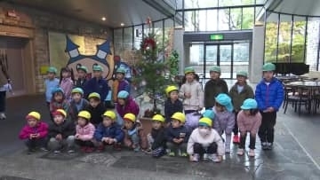 子どもたちがクリスマスツリーの飾りつけ クリスマスの楽しみはパーティー【高知】