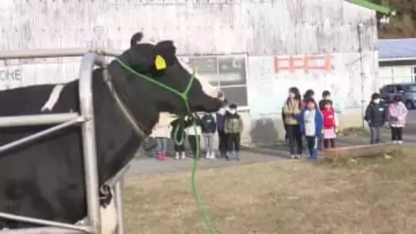 四万十市の小学生 地元の高校で乳しぼり体験【高知】