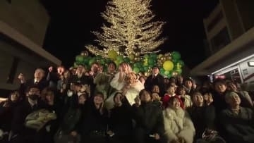 『おめでとう！』道行く人も祝福 おまちで結婚式を開催【高知】