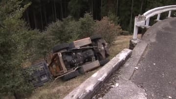 上り坂を上がっていたフォークリフトが急に後退、林道から約1メートル下の畑に転落 80代の運転手が死亡【高知】