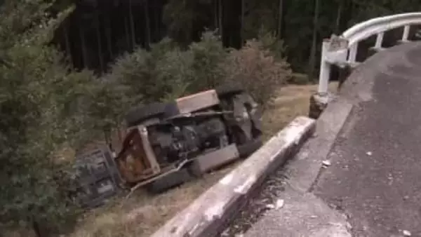 上り坂を上がっていたフォークリフトが急に後退、林道から約1メートル下の畑に転落 80代の運転手が死亡【高知】