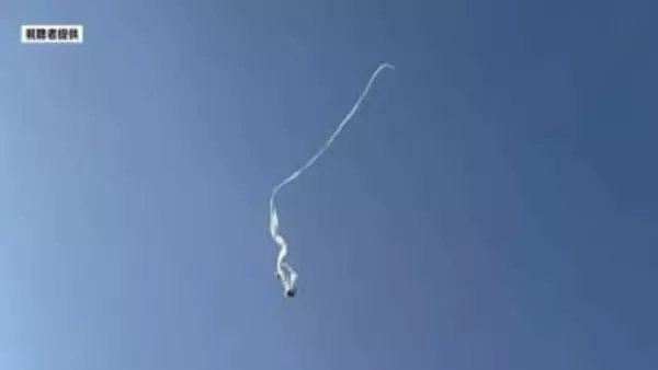 長～～い…まるで妖怪「一反木綿」？青空を優雅に舞う “春一番” の落とし物　見かけたら要注意