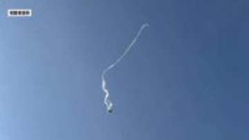 長～～い…まるで妖怪「一反木綿」？青空を優雅に舞う “春一番” の落とし物　見かけたら要注意