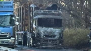 【渋滞】熊本県南小国町 国道212号　木材を積んだ大型トラックが焼ける