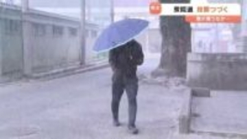 雪舞う投票所 寒さに首をすくめながらの1票　衆議院選挙・投票受付は午後8時まで　熊本