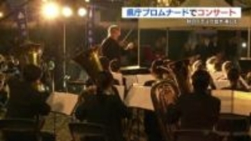 色付くイチョウ並木とともに　熊本県庁プロムナードで「ライトアップコンサート」