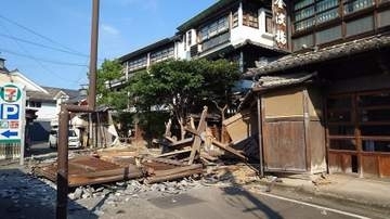 ＜老舗旅館を襲った熊本地震＞国登録有形文化財「金波楼」が被災　玄関の門や塀など崩壊　熊本・八代