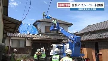 ＜地震の次は台風＞ブルーシートを急ピッチでかぶせる　熊本・八代市鏡町