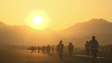 “滑走路でマラソン大会“ そんな体験ある？　熊本空港に全国からランナー続々　走るだけなのに「保安検査」と「ごみ拾い」なぜ？