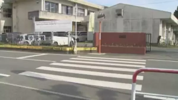 小学校前の横断歩道 6歳男児が「車の下敷きに」　軽乗用車にひかれ重体　熊本・御船町