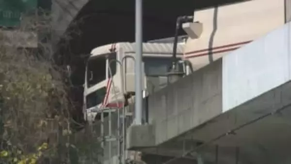 「追突事故です。何台が絡んでいるかわかりません」九州自動車道で8台事故 5人けが　トラックがトンネル塞ぎ八代JCT～人吉IC間で通行止め　熊本（18日午後3時50分）