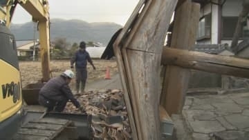 阿蘇市産山村の震度5強から一夜明け　落石や道路に亀裂・通行止めなど被害状況が明らかに