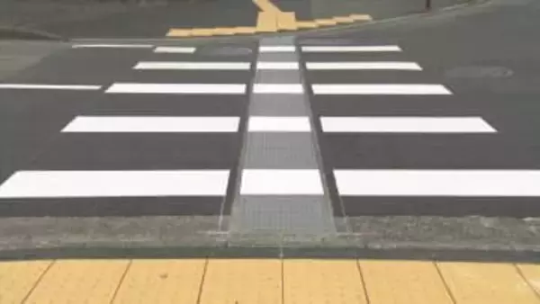 この横断歩道･･･よくみると「白線の間隔が通常より広い」　新ルール適用の横断歩道、なぜ「合理的」なのか