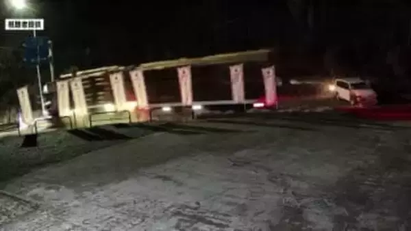 【防犯カメラ映像】衝突の瞬間、ブレーキ音響き…木材積んだ大型トラックの対向車が前方大破　トラック運転手が病院搬送　熊本県菊陽町・国道443号