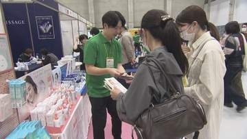 健康や美容に関する新商品が一堂に 松山市で「健康フェスタ」 薬剤師体験コーナーも