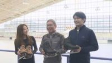 「軽くて丈夫」小塚崇彦さん協力で8年かけて開発、松山工場で製造のフィギュア用スケート靴をお披露目