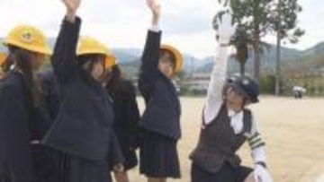 小学生けがの交通事故は去年38件発生、新1年生が横断歩道の渡り方など学ぶ【愛媛】